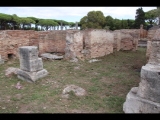 02993 ostia - regio ii - insula ix - edificio (ii,ix,5) - re - 2. laden - bli ri nordosten - 09-2022.jpg